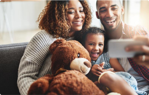 Família sorrindo olhando para o celular